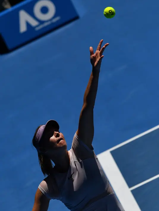 Petenis Rusia Maria Sharapova bersiap memukul bola saat bertanding melawan petenis Jerman, Tatjana Maria pada putaran pertama di kejuaraan tenis Australia Terbuka 2018 di Melbourne (16/1). Sharapova menang 6-1, 6-4. (AFP Photo / Greg Wood)