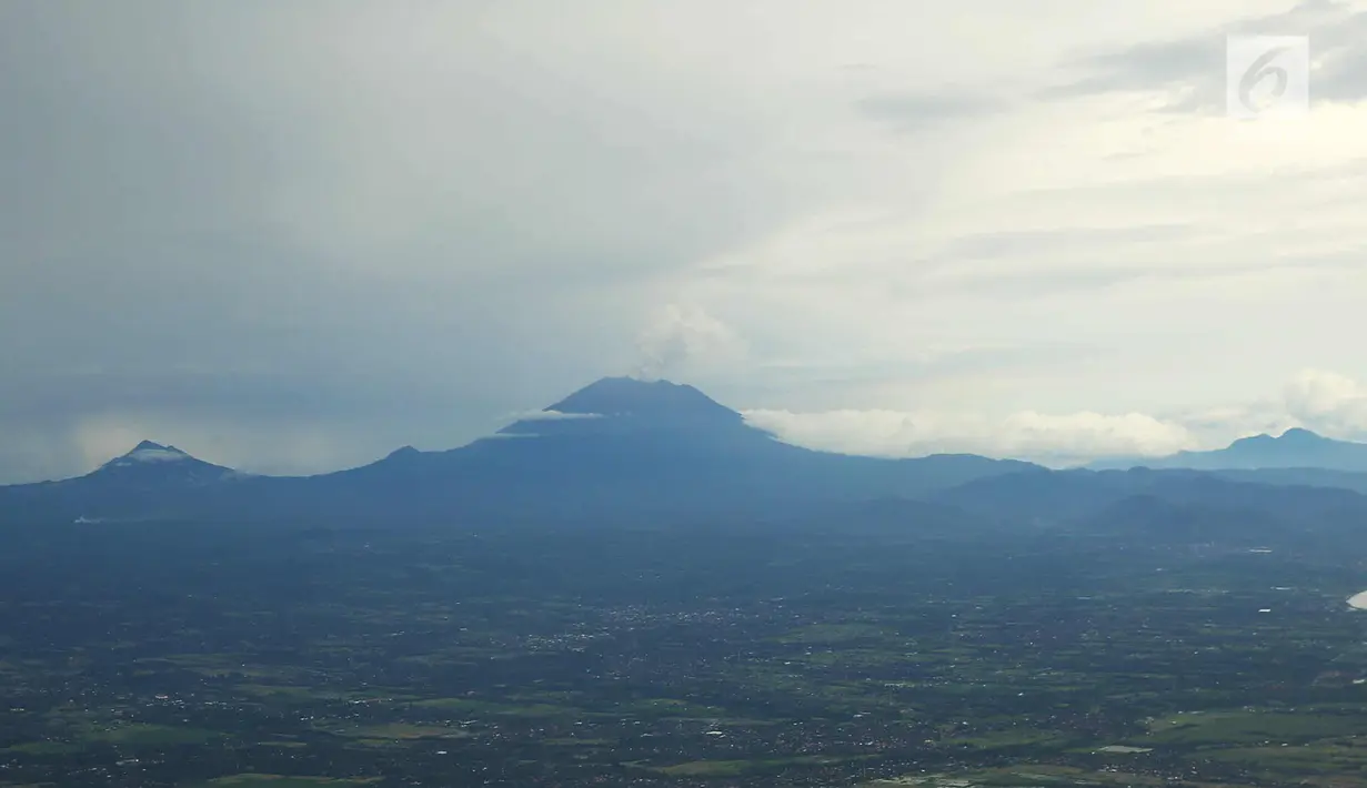 Pemandangan Gunung Agung terlihat dari udara, Bali, Kamis (30/11). Kepala Sub Bidang Mitigasi Pemantauan Gunung api Wilayah Timur PVMBG, Devy Kamil Syahbana mengatakan, asap vulkanik Gunung Agung menggalami penurunan. (Liputan6.com/Immanuel Antonius)