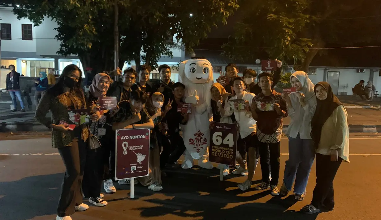 Maskot Piala Dunia 2022, La'eeb berfoto bersama warga saat mengunjungi Night Market Sriwedari, Kota Solo, Sabtu (29/10/2022).  Sang maskot akan mengunjungi total 11 kota besar di Indonesia dalam program bertajuk Piala Dunia di Langit Indonesia "Berburu La'eeb". (FOTO: Dok. SCM)