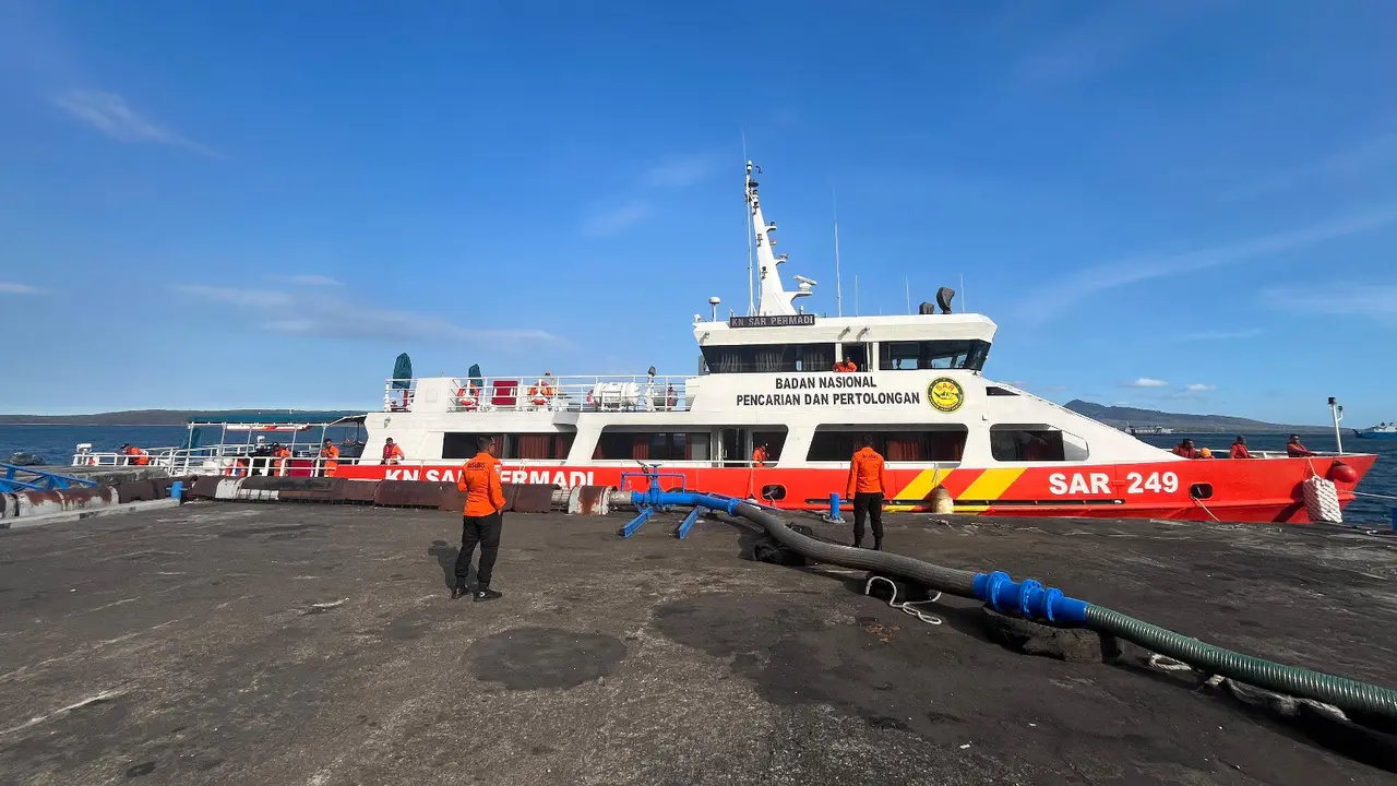 Kantor SAR Surabaya menyiagakan KN (Kapal Negara) SAR 249 Permadi di Selat Bali. (Istimewa)