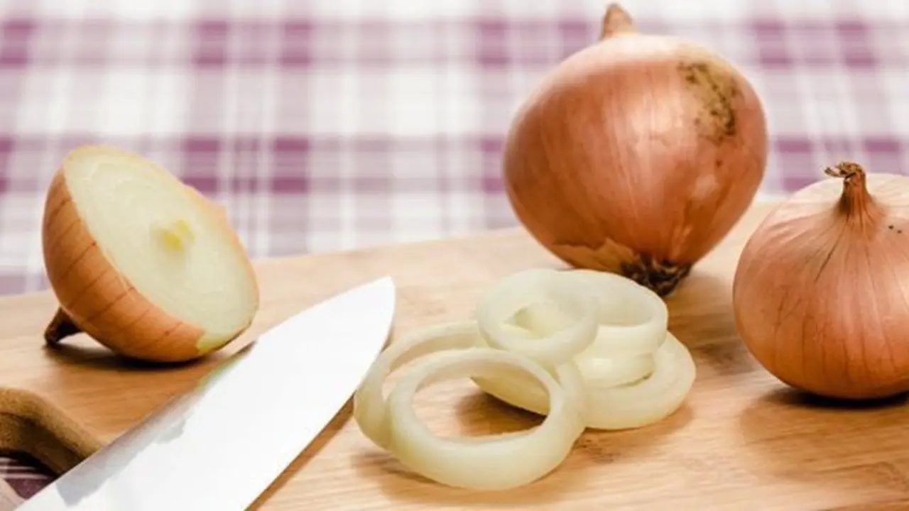 Bawang bombay mudah busuk jika kena lembab/copyright: thinkstockphotos.com