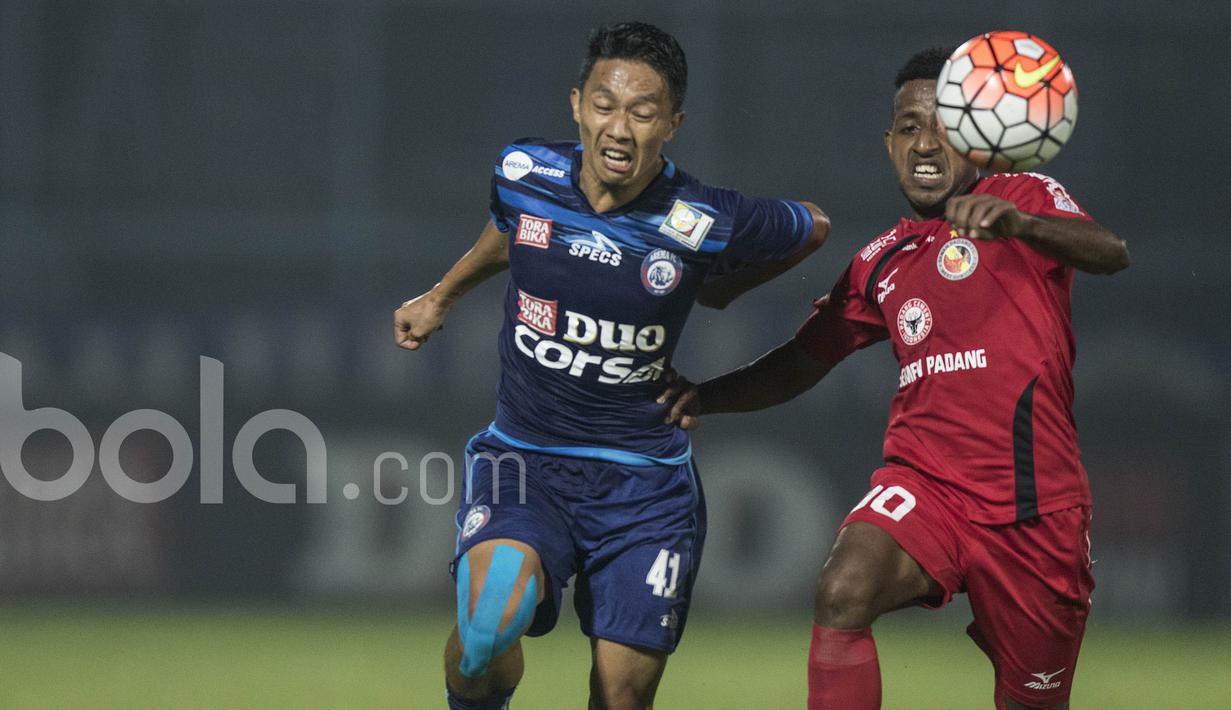 Gelandang Arema FC, Dendi Santoso, menghindari kejaran bek Semen Padang, Boas Artururi. Laga semifinal kedua tim berjalan cepat dan keras kedua klub sama-sama ngotot untuk memperoleh tiket ke final Piala Presiden 2017. (Bola.com/Vitalis Yogi Trisna)