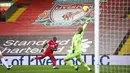 Striker Liverpool, Sadio Mane, melepaskan tendangan ke gawang Leicester City pada laga Liga Inggris di Stadion Anfield, Senin (23/11/2020). Liverpool menang dengan skor 3-0. (Laurence Griffiths/Pool via AP)