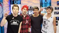 Band keren asal Aussie, 5 Seconds of Summer buat para fans cewek histeris dengan klip single baru mereka She's Kinda Hot.