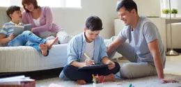Ilustrasi Keluarga Bahagia Ibu Ayah Anak / Freepik by pressfoto