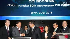 CEO Citi Indonesia Batara Sianturi (kedua kiri) dan Dirut Bursa Efek Indonesia Inarno Djajadi (ketiga kiri) bersalaman sebagai tanda dimulainya perdagangan saham di Bursa Efek Indonesia, Senin (2/7). (Liputan6.com/HO/Budi)