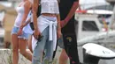 Dalam foto tersebut, Twigs tampil dengan crop top berwarna putihnya serta dipadukan dengan ripped jeansnya. Sedangkan pria tersebut tampil dengan outfit serba berwarna hitam. (doc.Daily Mail)