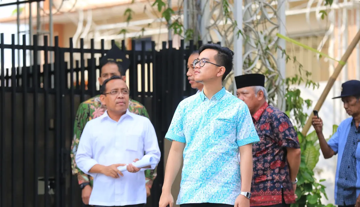 Selain itu juga ada pejabat negara, para tokoh dan para relawan Jokowi. Sedangkan pada acara midodareni yang berlangsung Selasa (7/11) malam, menurut Wali Kota Solo, Rudyatmo keluarga Jokowi mengundang sekitar 3000 warga. (Adrian Putra/Bintang.com)