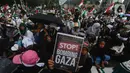 Massa dari organisasi masyarakat (ormas) Islam yang tergabung dalam Aliansi Rakyat Indonesia Bela Palestina (ARBPI) saat melakukan aksi unjuk rasa di kawasan Patung Kuda, Jakarta, Minggu (9/6/2024). (merdeka.com/Arie Basuki)