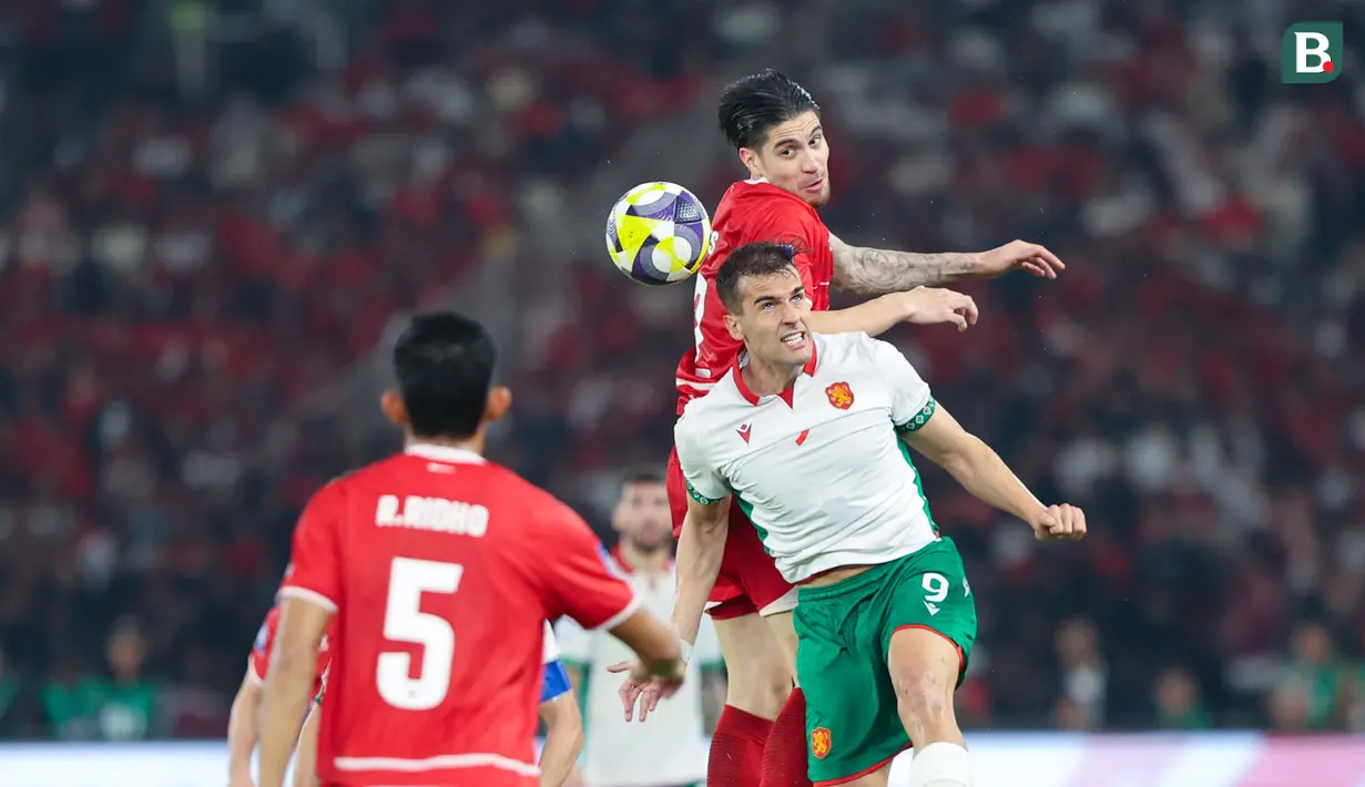 Pemain Timnas Indonesia, Kevin Diks, duel udara dengan pemain Bulgaria, Vladimir Nikolov, dalam laga final FIFA Series 2026 di Stadion Utama Gelora Bung Karno (SUGK), Senayan, Jakarta, Senin (30/03/2026). (Bola.com/M Iqbal Ichsan)