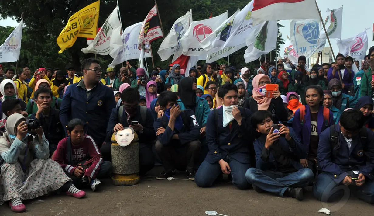 Sejumlah mahasiswa saat melakukan unjuk rasa di depan Istana Negara, Jakarta, Kamis (20/11/2014). (Liputan6.com/Johan Tallo)