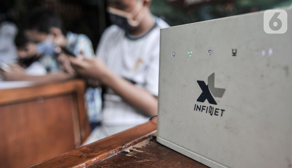 Perangkat internet diletakkan di dekat siswa saat mengikuti kegiatan pelajaran jarak jauh di Bank Sampah Majelis Taklim, Kecamatan Koja, Jakarta, Rabu (12/8/2020). (merdeka.com/Iqbal S. Nugroho)