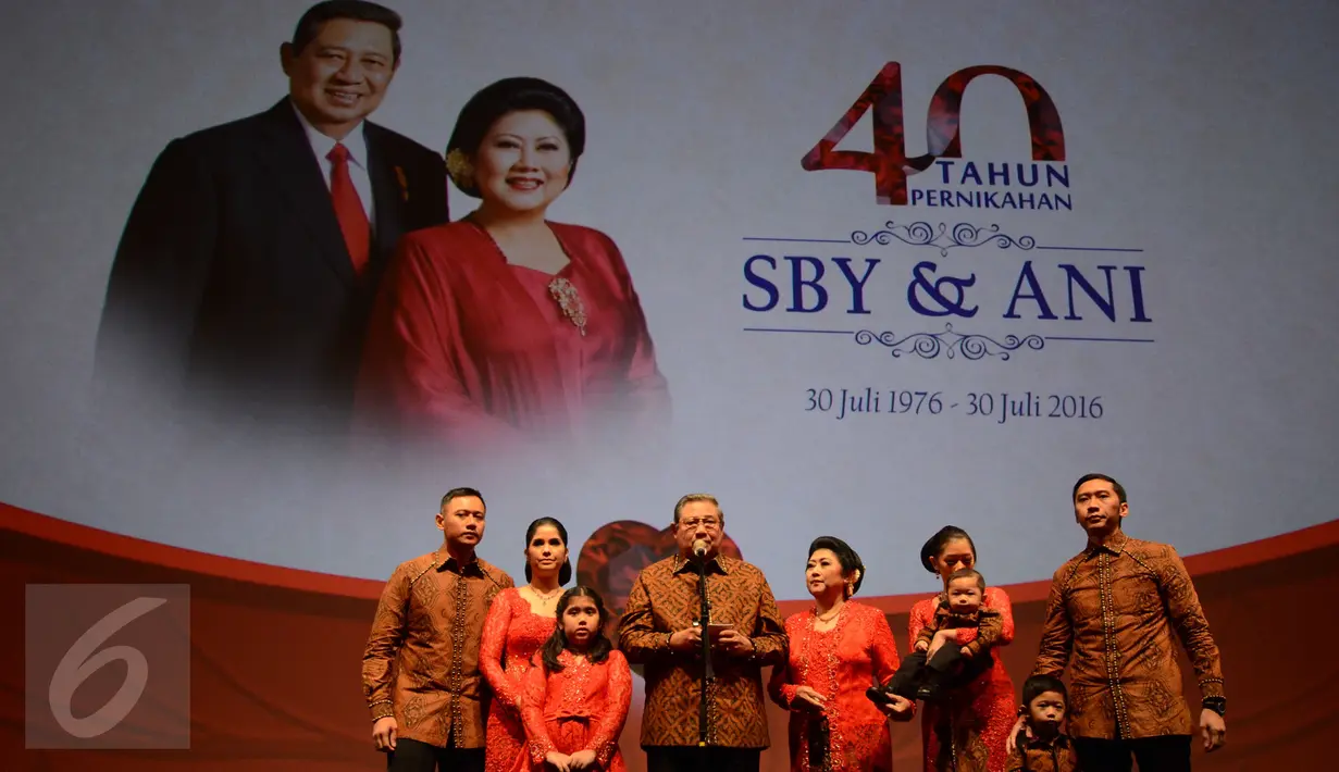 Presiden Keenam RI, Susilo Bambang Yudhoyono (keempat kiri) memberikan sambutan pada HUT 40 tahun penikahannya dengan Kristiani Herrawati di Jakarta, Sabtu (30/7). SBY dan Ani Yudhoyono menikah pada 30 Juli 1976.