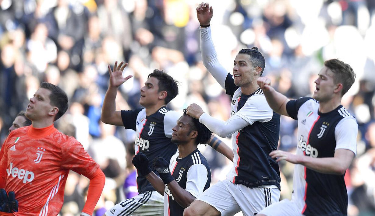 Para pemain Juventus merayakan kemenangan atas Fiorentina pada laga Serie A di Stadion Allianz, Minggu (2/2/2020). Juventus menang 3-0 atas Fiorentina. (AP/Fabio Ferrari)