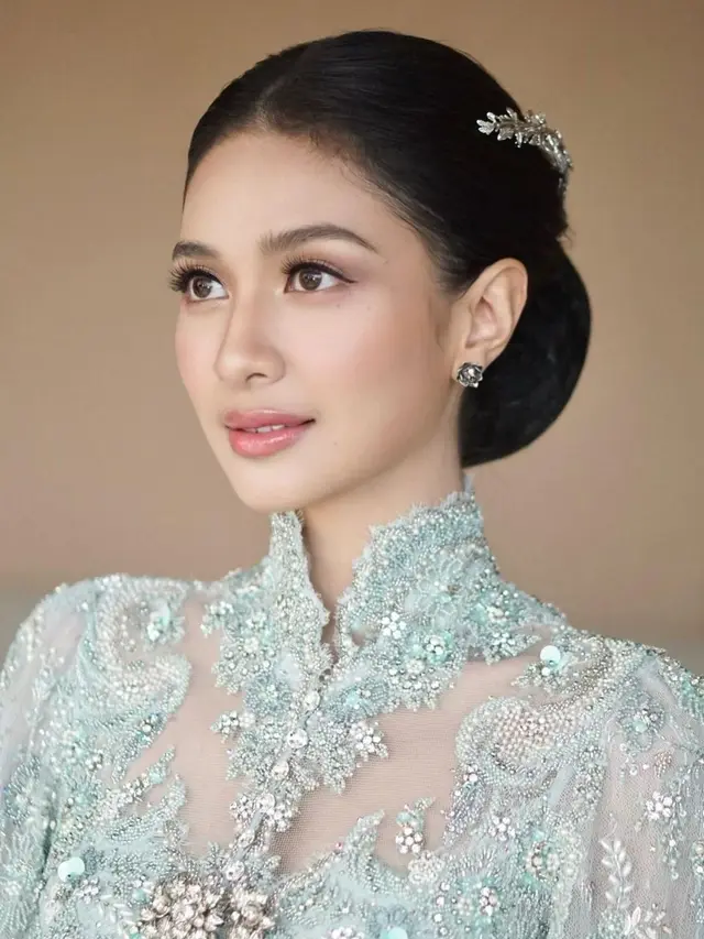 Detail makeup Mikha Tambayong di hari pernikahan (Sumber: Instagram/evalovira)