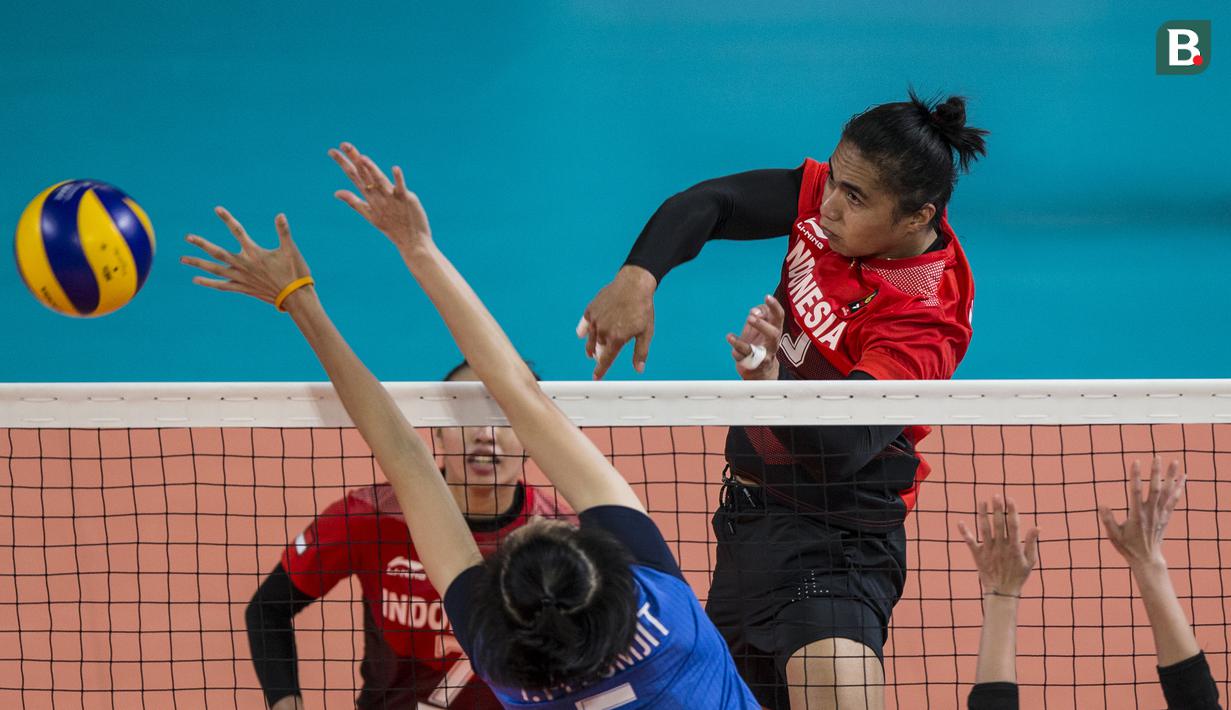 Pemain Voli Indonesia, Aprilia Santini Manganang, melepaskan smash saat melawan Thailand pada laga Asian Games 2018 di Volley Indoor, GBK, Jakarta, Senin (27/8/2018). Indonesia kalah 1-3 dari Thailand. (Bola.com/Vitalis Yogi Trisna)