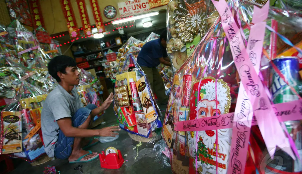 Pedagang memasang dan menyusun parcel Natal di kawasan Glodok, Jakarta. Foto diambil pada Sabtu (20/12/2014). (Liputan6.com/Johan Tallo)