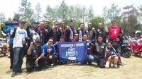 Komunitas Vespa Cantel dipilih Pemkot Bandung untuk mengiringi konvoi Persib yang merayakan pesta juara Piala Presiden 2015 pada Minggu (25/10/2015). (Bola.com/Muhammad Ridwan)
