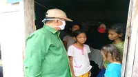 Kondisi Inah dan tiga anaknya yang hidup tanpa aliran listrik hanya mengandalkan air hujan untuk MCK dan belas kasih tetangga. Foto (Liputan6.com / Panji Prayitno)