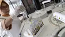 Seorang teknisi kesehatan akan melakukan pemeriksaan serum laboratorium kesehatan Rumah Sakit Husada, Jakarta, Rabu (08/2). (Fery Pradolo/Liputan6.com)