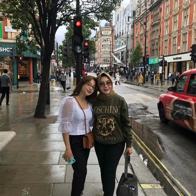 7 Potret Nikita Willy dan Ibunda yang Jarang Tersorot, Kompak Banget