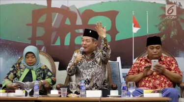 Anggota Komisi XI F-PDIP Hendrawan Supratikno (tengah) bersama Waketum Partai Gerindra Arief Poyuono dan Pengamat Ekonomi INDEF Enny Sri Hartati saat diskusi Dialektika Demokrasi di Jakarta, Kamis (11/10). (Liputan6.com/JohanTallo)