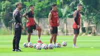 Mauricio Souza memimpin sesi latihan Persija Jakarta di Persija Training Ground, Sawangan, Depok, Jawa Barat, Kamis (5/7/2026). (Bola.com/Muhammad Iqbal Ichsan)