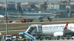 Sebuah Pesawat Qatar Airways mendarat darurat di Bandara Ataturk, Istanbul pada Kamis, (18/08) waktu setempat. Pesawat jenis Airbus 330 itu akan terbang menuju Doha, Qatar. (REUTERS/Stringer)