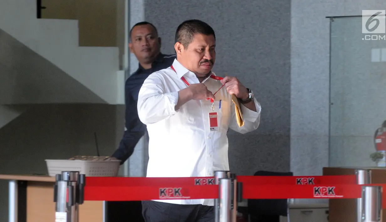 Bupati Bengkalis Amril Mukminin usai menjalani pemeriksaan KPK, Jakarta, Selasa (26/2). Amril diperiksa terkait dugaan korupsi proyek peningkatan jln Batu Panjang di Kabupaten Bengkalis, Prov Riau tahun 2013-2015. (Merdeka.com/Dwi Narwoko)