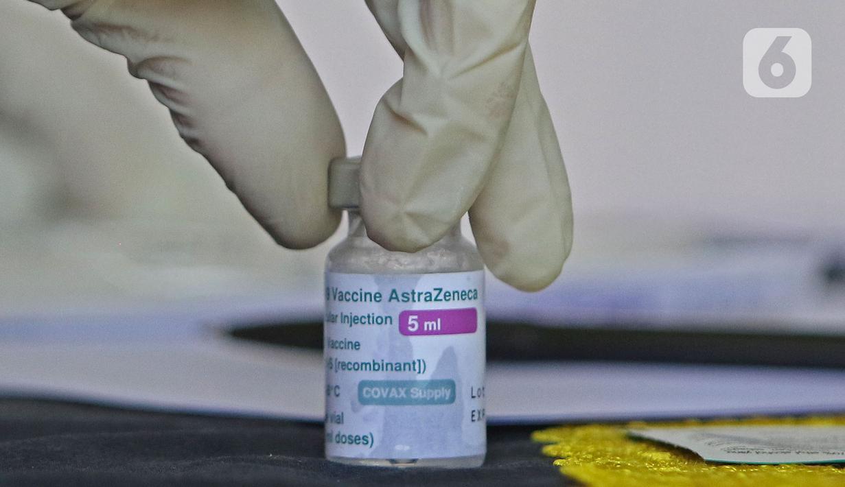 Tenaga kesehatan menyiapkan vaksin untuk warga di MTs As-Syafiiyah, Cilangkap, Jakarta, Kamis (3/6/2021). Vaksinasi massal di zona merah RT 03/RW 03 Cilangkap akibat klaster halal bi halal itu dilakukan terhadap warga yang telah menjalani tes usap dengan hasil negatif. (Liputan6.com/Herman Zakharia)