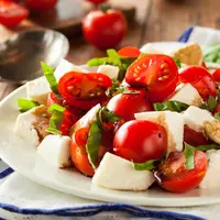 Resep Caprese Salad Tinggi Protein yang Segar dan Membuat Awet Kenyang./Copyright depositphotos.com/bhofack2