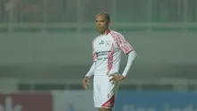 Pemain Persipura Jayapura, Ricardo Salampessy saat melawan Persija Jakarta pada lanjutan Liga 1 Gojek bersama Bukalapak di Stadion Pakansari, Bogor, (25/5/2018). (Bola.com/Nick Hanoatubun)
