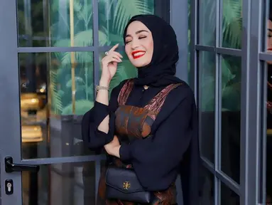 Imel Putri Cahyanti semasa berkarier di dunia hiburan, ia banyak membintangi drama kolosal serta FTV produksi Genta Buana. Baik serial drama maupun FTV pun populer di masa jayanya. Hingga akhirnya, Imel pun mendapat julukan ratu drama kolosal. (Liputan6.com/IG/@imelpc)