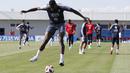 Aksi Paul Pogba melakukan jugling saat sesi latihan  tim Prancis di Glebovets, Rusia, (12/7/2018). Latihan tersebut sebagai persiapan Prancis melawan Kroasia pada Final Piala Dunia 2018. (AP/David Vincent)
