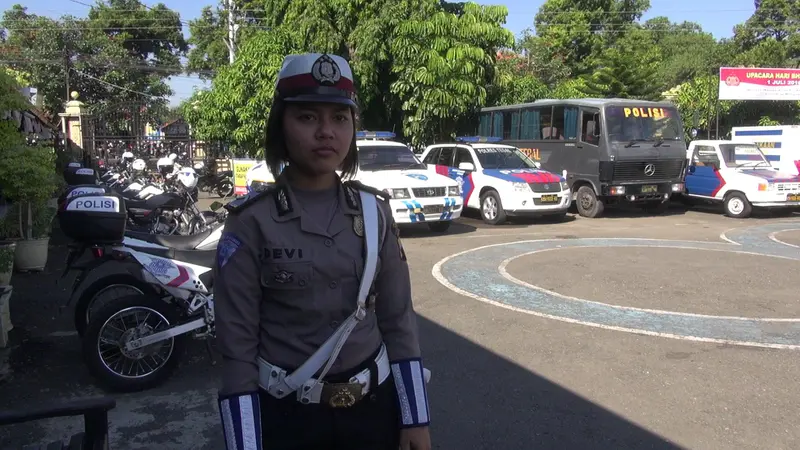 Pengakuan Bripda Devi, Polisi Cantik Tidur Beralaskan Kardus 