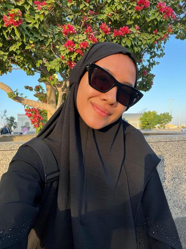 7 Potret Shenina Cinnamon Jalani Ibadah Umroh, Penampilan Berhijab Curi Perhatian