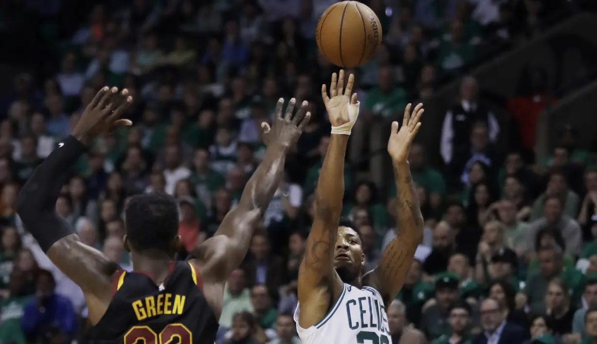 Aksi pemain Boston Celtics, Marcus Smart (36) melakukan tembakan melewati adangan pemain Cleveland, Jeff Green (32) pada gim kelima final NBA Wilayah Timur di TD Garden, Boston, (23/5/2018). Boston Celtics menang 96-83. (AP/Charles Krupa)
