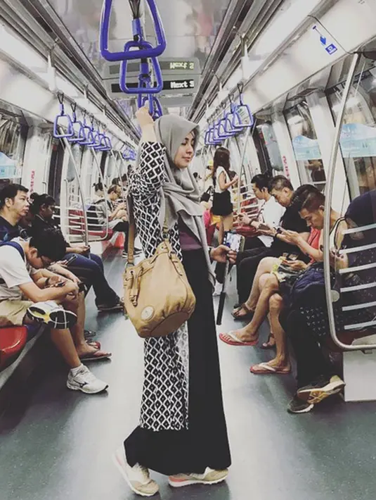 Merupakan hal yang sangat membanggakan bisa menginjakan kaki di tanah suci, Mekkah untuk menunaikan ibadah haji. Seperti umat muslim pada umumnya, Risty pun juga memanjatkan doa di sana. (Instagram/ristytagor)