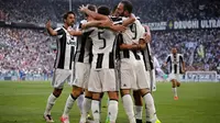 Para pemain Juventus merayakan gol ke gawang Sassuolo pada laga Serie A di Juventus Stadium, Turin, Sabtu (10/9/2016). (AFP/Marco Bertorello)