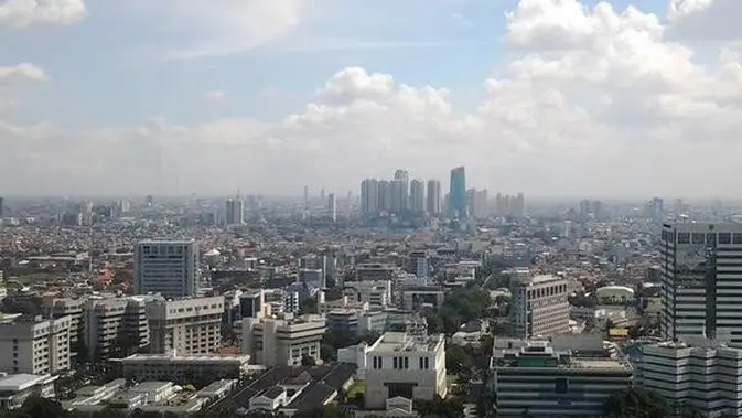 Langit Jakarta Bersiap Berselimut Awan, Siapkan Payung Anda!
