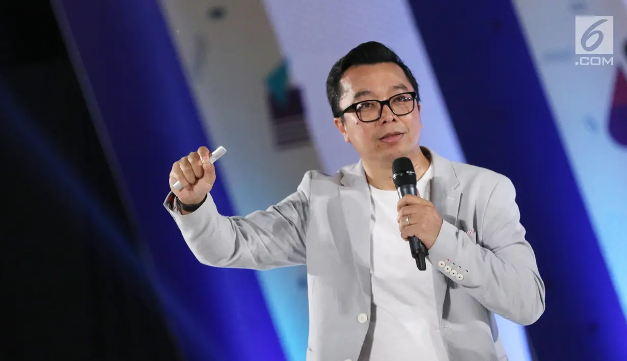 Direktur Indonesia Entertainment Production (IEP) Indra Yudhistira berbicara dalam Emtek Goes To Campus 2018 di Universitas Gadjah Mada, Yogyakarta, Rabu (17/10). Indra berbagi cerita tentang produksi di SCTV dan Indosiar. (Liputan6.com/Herman Zakharia)