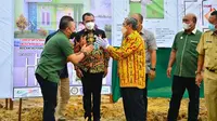 Ketua Gapki Riau Jatmiko Santosa (kanan) bersalaman dengan Gubernur Riau usai peletakan batu pertama rumah pekerja sawit. (Liputan6.com/M Syukur)