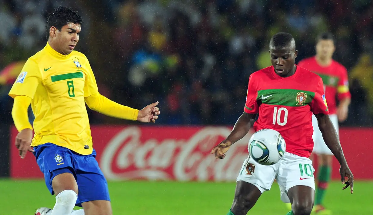 Casemiro (kiri) tak melulu menjadi pilihan utama di Piala Dunia U-20 2011. Namun, ia menjadi pilihan pelatih Ney Franco untuk tampil di partai final dan berhasil membawa Timnas Brasil U-20 keluar sebagai juara. Setelah Piala Dunia U-20 2011 karirnya melejit bak roket. Ia sempat menjalani peminjaman ke FC Porto sebelum bisa menembus skuad utama Real Madrid. Ada banyak gelar juara yang diraih, termasuk lima gelar Liga Champions yang ia persembahkan untuk Los Blancos. Sejak musim panas 2022, Casemiro memulai tantangan baru. Kini ia menjadi gelandang andalan Manchester United, dan sudah mempersembahkan trofi Carabao Cup musim ini. (AFP/Luis Acosta)