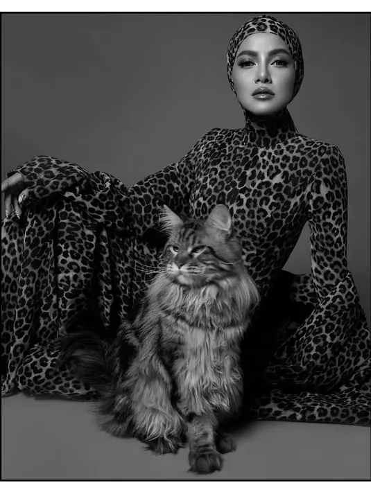 Berfoto dengan dua kucing menggemaskan, Olla Ramlan cosplay jadi mama cat dengan busana animal print [@ollaramlan]