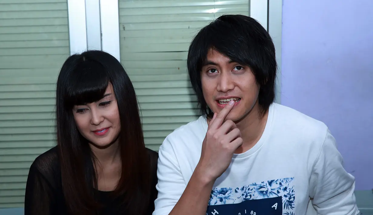 Vicky usianya lebih tua satu tahun mengaku banyak mendapatkan hal positif dari musisi 25 tahun tersebut. (Deki Prayoga/Bintang.com)