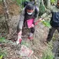 Beberapa saksi mata tengah menunjukan lokasi penemuan kasus pembuangan jasad bayi di Kampug Ciarileu, Kecamatan Cikajang, Garut, Jawa Barat yang ditemukan sudah tidak utuh tanpa tangan dan kepala. (Liputan6.com/Jayadi Supriadin)