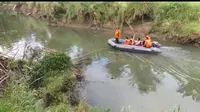 Pencarian tim SAR terhadap Andri (30) korban gigitan buaya di Sungai Lasalimu, Buton Selatan, Senin (5/8/2019).(Liputan6.com/Ahmad Akbar Fua)