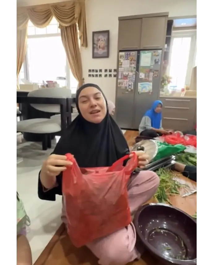 6 Potret Ruang Makan di Rumah Irish Bella, Klasik Modern dan Sentuhan Homey