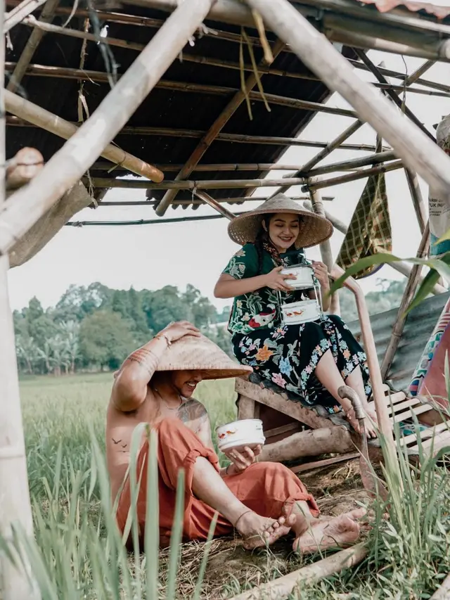 7 Pemotretan Siti Badriah dengan Krisjiana Baharudin di Sawah Ini Curi Perhatian