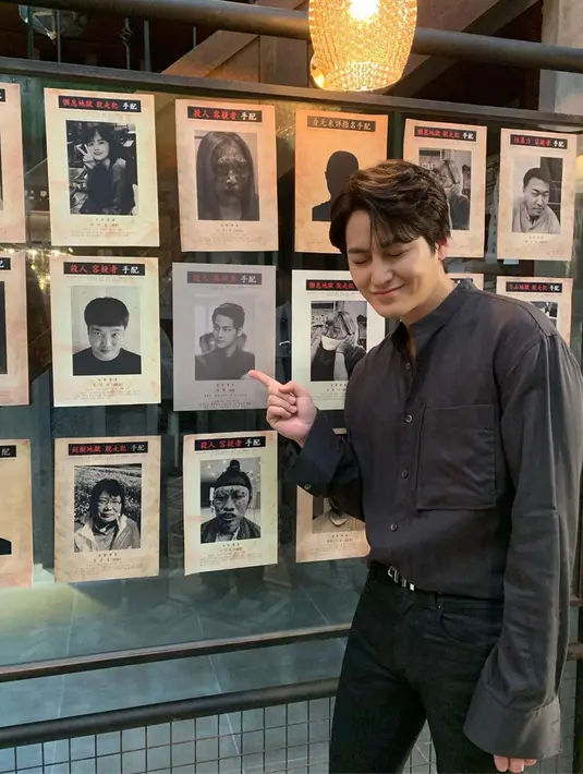 Gaya OOTD serba hitam yang digunakan Kim Bum satu ini juga bisa diadikan inspirasi. Meski menggunakan kemeja, namun dirinya memilih melepaskan satu kancing baju teratas agar tampak kasual. (Liputan6.com/IG/@k.kbeom)